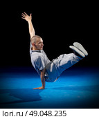 Breakdancer training on dark background. Стоковое фото, агентство Ingram Publishing / Фотобанк Лори