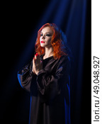 Young witch on blue rays background. Стоковое фото, агентство Ingram Publishing / Фотобанк Лори