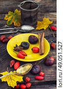 Still life with yellow cup of tea,sipontum,leaves and chestnuts. Стоковое фото, агентство Ingram Publishing / Фотобанк Лори