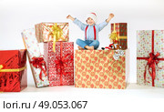 Small cute kid sitting on the gift. Стоковое фото, агентство Ingram Publishing / Фотобанк Лори