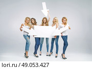 Portrait of attractive girlfriends promoting sale. Стоковое фото, агентство Ingram Publishing / Фотобанк Лори