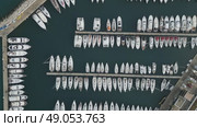 Top view on yacht boats in marina. Стоковое видео, видеограф Михаил Коханчиков / Фотобанк Лори