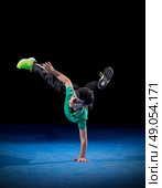 Little boy breakdancer on black. Стоковое фото, агентство Ingram Publishing / Фотобанк Лори
