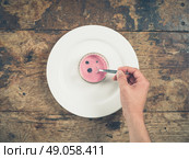 Overhead shot of a male hand scooping yogurt with a spoon. Стоковое фото, агентство Ingram Publishing / Фотобанк Лори