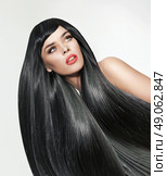 Portrait of a woman with long. straight and bushy hairstyle. Стоковое фото, агентство Ingram Publishing / Фотобанк Лори
