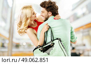 Laughing couple in the huge shopping mall. Стоковое фото, агентство Ingram Publishing / Фотобанк Лори