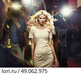 Young blond star among the nosy paparazzi. Стоковое фото, агентство Ingram Publishing / Фотобанк Лори