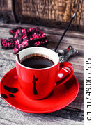 Cup with chocolate drink. Hot chocolate in the cup on the saucer and broken fruit chocolate. Стоковое фото, агентство Ingram Publishing / Фотобанк Лори