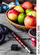 Smoking hookah and basket with apples,pomegranate and lime. Стоковое фото, агентство Ingram Publishing / Фотобанк Лори