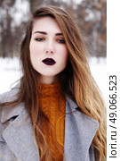 Close up fashion portrait of alluring woman model with luxury fashion make-up, dark black lips makeup, perfect skin and long ombre hair. Trends colors, marsala wine color lipstick, eyebrows, sexy hair. Стоковое фото, агентство Ingram Publishing / Фотобанк Лори