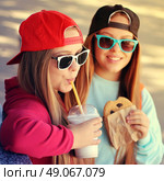 Two lovely girls hanging out. Стоковое фото, агентство Ingram Publishing / Фотобанк Лори