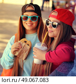 Two lovely girls hanging out. Стоковое фото, агентство Ingram Publishing / Фотобанк Лори