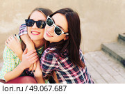Two young hipster girl friends together having fun. Outdoors, lifestyle. Стоковое фото, агентство Ingram Publishing / Фотобанк Лори