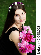 Beautiful hippy bohemian fashion style model in beautiful lake environment. Brunette woman with flowers enjoying nature against nature background. Стоковое фото, агентство Ingram Publishing / Фотобанк Лори
