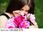 Beautiful hippy bohemian fashion style model in beautiful lake environment. Brunette woman with flowers enjoying nature against nature background. Стоковое фото, агентство Ingram Publishing / Фотобанк Лори