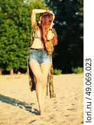 Fashion portrait of beautiful hippie young woman wearing boho chic clothes, chiffon cardigan and boho chic style bijouterie. Blonde haired woman dressed in bohemian style at the beach. Стоковое фото, агентство Ingram Publishing / Фотобанк Лори