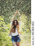 Fashion portrait of beautiful hippie young woman wearing boho chic clothes outdoors. Soft warm vintage color tone. Artsy bohemian style. Стоковое фото, агентство Ingram Publishing / Фотобанк Лори