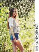 Fashion portrait of beautiful hippie young woman wearing boho chic clothes outdoors. Soft warm vintage color tone. Artsy bohemian style. Стоковое фото, агентство Ingram Publishing / Фотобанк Лори