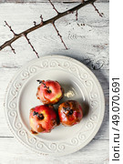 Glazed the ripe apples with branch on light background.. Sweetness from the apples in caramel. Стоковое фото, агентство Ingram Publishing / Фотобанк Лори
