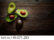 avocado cut on aged wood table board cutted half. Стоковое фото, агентство Ingram Publishing / Фотобанк Лори
