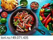 chicken fajitas in a pan with sauces chili and sides Mexican food. Стоковое фото, агентство Ingram Publishing / Фотобанк Лори