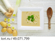 vichyssoise cream soup with leeks and potatoes on white wood table. Стоковое фото, агентство Ingram Publishing / Фотобанк Лори