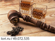 Smoking pipe in a retro style,dark chocolate and glasses of whiskey on wooden background. Стоковое фото, агентство Ingram Publishing / Фотобанк Лори