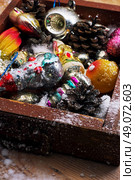 Christmas decorations in the old wooden box. Стоковое фото, агентство Ingram Publishing / Фотобанк Лори