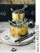 Screws,a drill and a die for threading. Стоковое фото, агентство Ingram Publishing / Фотобанк Лори