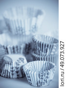 toned shot of baking paper cups for cupcakes or muffins. Стоковое фото, агентство Ingram Publishing / Фотобанк Лори