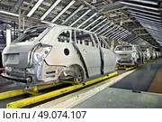 assembled cars in a row at car plant. Стоковое фото, агентство Ingram Publishing / Фотобанк Лори