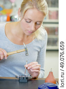 Woman replacing a watch strap. Стоковое фото, агентство Ingram Publishing / Фотобанк Лори