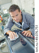 Polishing a car. Стоковое фото, агентство Ingram Publishing / Фотобанк Лори