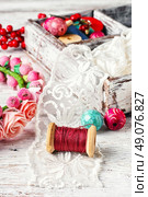 Round colored beads,spools of threads for needlework. Стоковое фото, агентство Ingram Publishing / Фотобанк Лори