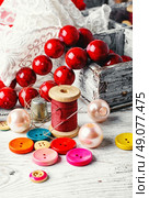Sewing kit made of lace,buttons,beads and thread with needle. Стоковое фото, агентство Ingram Publishing / Фотобанк Лори