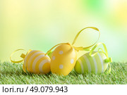 Easter eggs with patterns on green turf in the spring. Стоковое фото, агентство Ingram Publishing / Фотобанк Лори