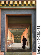 Monk walking in corridor, Punakha Dzong, Punakha, Punakha Valley, Punakha District, Bhutan. Стоковое фото, агентство Ingram Publishing / Фотобанк Лори