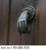 Detail of door knocker, San Miguel de Allende, Guanajuato, Mexico. Стоковое фото, агентство Ingram Publishing / Фотобанк Лори