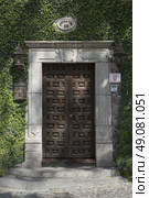 Doorway of a house framed in vines, Zona Centro, San Miguel de Allende, Guanajuato, Mexico. Стоковое фото, агентство Ingram Publishing / Фотобанк Лори