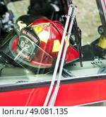 Close-up of fireman’s helmet in firetruck, Horseshoe Bay, West Vancouver, British Columbia, Canada. Стоковое фото, агентство Ingram Publishing / Фотобанк Лори
