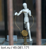 Necklace held by a manequin displayed in a shop window, Zona Centro, San Miguel de Allende, Guanajuato, Mexico. Стоковое фото, агентство Ingram Publishing / Фотобанк Лори