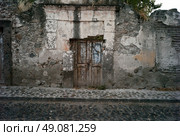 Exterior view of an abandoned building, San Miguel de Allende, Guanajuato, Mexico. Стоковое фото, агентство Ingram Publishing / Фотобанк Лори