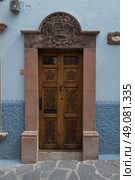 Wooden doorway of a house, Zona Centro, San Miguel de Allende, Guanajuato, Mexico. Стоковое фото, агентство Ingram Publishing / Фотобанк Лори