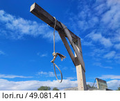 Деревянная виселица на фоне голубого неба. Wooden gallows on a blue sky background. Стоковое фото, фотограф Денис Баданин / Фотобанк Лори
