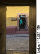 Boutique viewed through doorway, San Miguel de Allende, Guanajuato, Mexico. Стоковое фото, агентство Ingram Publishing / Фотобанк Лори