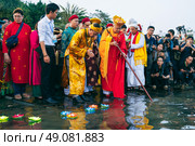 Launching a floating lotus-shaped flashlight into the water by the Cham people in honor of the goddess Ponagar at a Buddhist festival. NHA Trang, Vietnam - April 17th, 2025. Редакционное фото, фотограф Корчагина Анастасия / Фотобанк Лори
