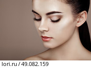 Beautiful woman face. Perfect makeup. Beauty fashion. Eyelashes. Cosmetic Eyeshadow. Highlighting. Стоковое фото, агентство Ingram Publishing / Фотобанк Лори