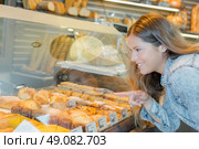 Woman choosing a patisserie. Стоковое фото, агентство Ingram Publishing / Фотобанк Лори