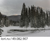 Stream flowing in snow covered valley in winter, Emerald Lake, Yoho National Park, British Columbia, Canada. Стоковое фото, агентство Ingram Publishing / Фотобанк Лори