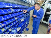 Man selecting part from racking. Стоковое фото, агентство Ingram Publishing / Фотобанк Лори